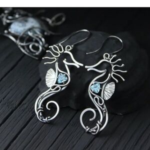 NWT Very Hip Very Cool Very Trendy Stylized Sea Horse Pierced Dangle Earrings!